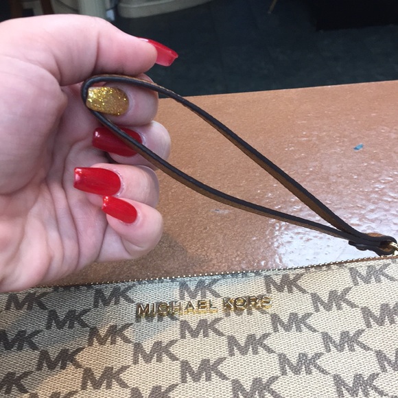 Michael Kors wristlet - Picture 2 of 4